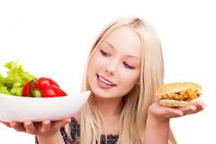 5 πράγματα που επηρεάζουν υποσυνείδητα τις επιλογές σου στο φαγητό