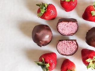 Φωτογραφία για Τρούφες με σοκολάτα και φράουλες
