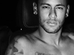 Φωτογραφία για Ο Βραζιλιάνος σταρ του ποδοσφαίρου Neymar ποζάρει γυμνός για τον Mario Testino!