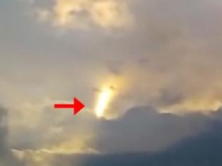 Φωτογραφία για Είδε μια παράξενη ακτίνα φωτός στον ουρανό - Αυτό που κατέγραψε με την κάμερα του είναι εξωπραγματικό... [video]