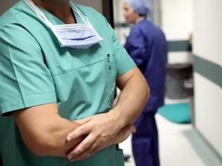 Φωτογραφία για Νοσοκομειακοί γιατροί: Έχασαν το 55% των αποδοχών τους σε επτά χρόνια