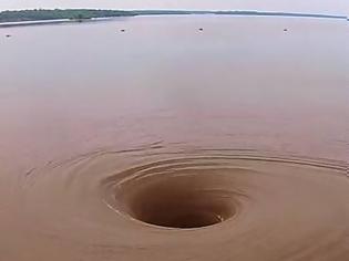 Φωτογραφία για ΦΑΙΝΟΜΕΝΟ: Εμφανίστηκε τεράστιος στρόβιλος σε λίμνη - Μπορεί να ρουφήξει μέχρι και «βάρκα» [video]