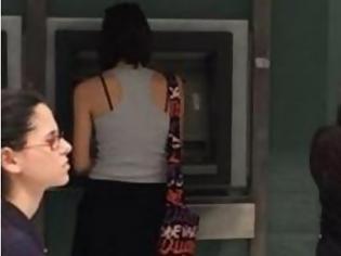 Φωτογραφία για ΕΠΙΚΗ εμφάνιση σε ATM! Η κυρία... το 'καψε κυριολεκτικά [photo]