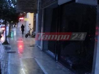 Φωτογραφία για Πάτρα: Αυτοκίνητο ανέβηκε σε πεζοδρόμιο και κατέληξε σε κατάστημα