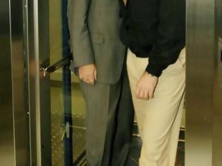 Φωτογραφία για Χαμός στην Πάτρα: Η 22χρονη και Ο 79χρονος έκαναν τα ακατανόμαστα στο ασανσέρ - Όταν τους πήρε χαμπάρι η πολυκατοικία...