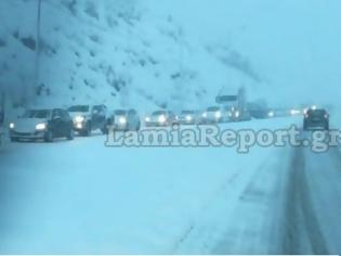 Φωτογραφία για Σφοδρή χιονόπτωση: Μπλόκο στα φορτηγά προς Δομοκό - Με αλυσίδες τα ΙΧ