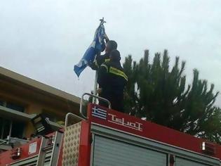 Φωτογραφία για Η Πυροσβεστική τίμησε την Γαλανόλευκη! «Επέμβαση» σε σχολείο των Χανίων για την σημαία [photos]