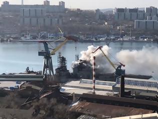 Φωτογραφία για Φωτιά σε ρωσικό καταδρομικό στο λιμάνι του Βλαδιβοστόκ
