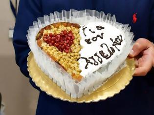 Φωτογραφία για Παρήγγειλε «τούρτα» σε σχήμα καρδιάς με… κόλλυβα (εικόνες)