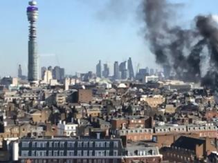 Φωτογραφία για Φωτος - βίντεο: Μεγάλη φωτιά σε πολυκατοικία στην «καρδιά» του Λονδίνου
