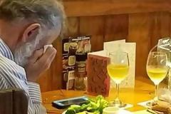 Η φωτογραφία από του Αγίου Βαλεντίνου που συγκίνησε: Ανδρας τρώει μόνος, κλαίγοντας  [photos]