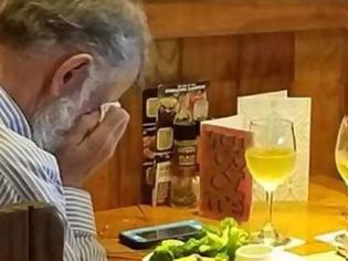 Φωτογραφία για Η φωτογραφία από του Αγίου Βαλεντίνου που συγκίνησε: Ανδρας τρώει μόνος, κλαίγοντας  [photos]