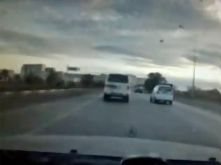 Φωτογραφία για Ο Χάρος βγήκε παγανιά: Οδηγός προκαλεί διαδοχικά ατυχήματα [video]