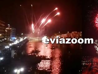Φωτογραφία για Χαλκίδα: Με σόου πυροτεχνημάτων η τελετή λήξης του Θαλασσινού Καρναβαλιού - Γιατί ο δήμαρχος αναγκάστηκε να ζητήσει συγγνώμη από τον κόσμο! (ΒΙΝΤΕΟ)
