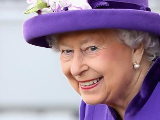 Φωτογραφία για Ναι, η βασίλισσα Ελισάβετ έχει χιούμορ: 9 απρόσμενα αστείες ατάκες της [video]