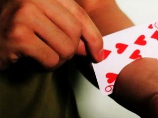 Φωτογραφία για Πως να κάνω μαγικά κόλπα με χαρτιά; Δες πως γίνονται τα πιο κλασικά μαγικά tricks [video]
