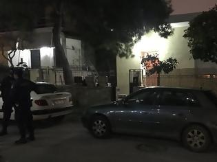 Φωτογραφία για Πανικός στο Χαϊδάρι:  Στην οδό Αγίας Παρασκευής Δύο άνδρες πυροβόλησαν γυναίκα στο σπίτι της