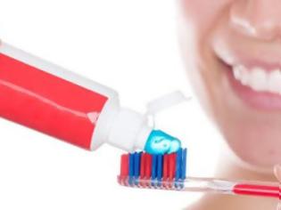 Φωτογραφία για Πρέπει να βρέχουμε την οδοντόβουρτσα πριν βάλουμε οδοντόκρεμα; Η επιστήμη απαντά