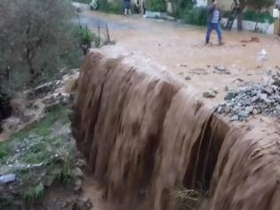 Φωτογραφία για Έντονη βροχόπτωση στα Σφακιά της Κρήτης: Πλημμύρισαν σπίτια - Έκλεισαν δρόμοι