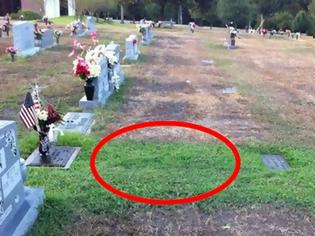 Φωτογραφία για Δεν μπορούσε να καταλάβει γιατί ο τάφος του γιου της ήταν πράσινος. Όταν αποκαλύφτηκε η αλήθεια, έπαθε το σοκ της ζωή της... [photos]