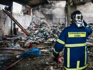 Φωτογραφία για Βίντεο: Φωτιά σε εργοστάσιο στη Μάνδρα - Νεκρός ένας άντρας