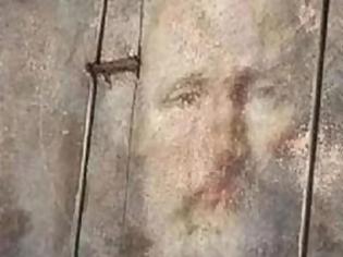 Φωτογραφία για Θαύμα: Το πρόσωπο του Αγίου Νικολάου εμφανίζεται σε ξύλινη πόρτα