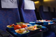 Άραγε μπορείτε να ζητήσετε και δεύτερο πιάτο φαγητό στο αεροπλάνο;