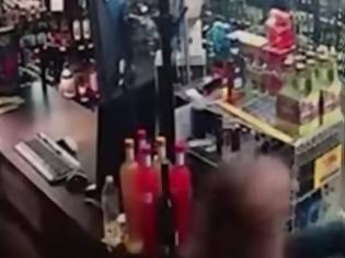 Φωτογραφία για Απίστευτο βίντεο: Μάνα και κόρη πυροβολούν ένοπλο κουκουλοφόρο που επιχειρεί να ληστέψει το μαγαζί τους
