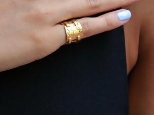 Φωτογραφία για Πώς λέγονται τα δαχτυλίδια που φοριούνται στο μικρό δάχτυλο του χεριού;