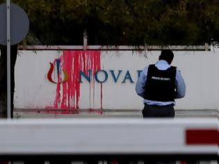 Φωτογραφία για Δείτε το βίντεο από την επίθεση του Ρουβίκωνα στα κεντρικά γραφεία της Novartis