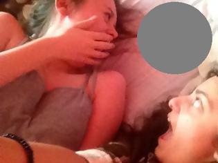 Φωτογραφία για Δύο κορίτσια έβγαζαν μία selfie φωτογραφία αλλά αυτό που είδαν στο κρεβάτι τους... φρίκαρε! [photos]