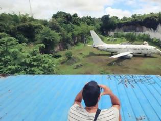 Φωτογραφία για Μυστήριο με άθικτο αεροπλάνο στη μέση της ζούγκλας στο Μπαλί (pics)
