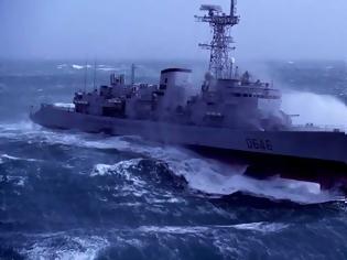 Φωτογραφία για Τι κάνουν τα πολεμικά πλοία στην καταιγίδα! [video]