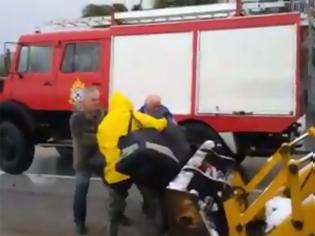 Φωτογραφία για Η στιγμή της διάσωσης των εγκλωβισμένων στη Βελίκα Λάρισας (βίντεο)