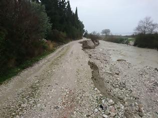 Φωτογραφία για Ορμητικός Χείμαρρος κατέστρεψε αγροτικό δρόμο στο ΔΡΥΜΟ Βόνιτσας (ΦΩΤΟ)
