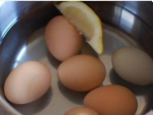 Φωτογραφία για Βράζει αυγά και ρίχνει μέσα μια φέτα λεμόνι - Ο λόγος; Πανέξυπνος! [video]