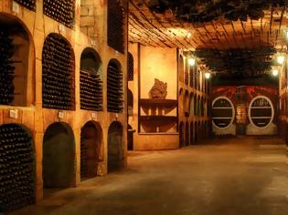 Φωτογραφία για Η υπόγεια πόλη με τα 1,5 εκατομμύρια μπουκάλια κρασιού