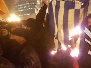 Φωτογραφία για Σκόπια: Ακραίοι εθνικιστές έκαψαν την ελληνική σημαία - Διαδήλωσαν για να μην αλλάξει το όνομα  [photos+video]