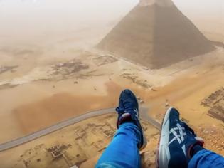 Φωτογραφία για Ανέβηκε παράνομα στην κορυφή της Πυραμίδας της Γκίζας! [video]