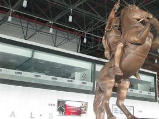 Φωτογραφία για Απομακρύνθηκε το άγαλμα του Μεγάλου Αλεξάνδρου από το αεροδρόμιο των Σκοπίων