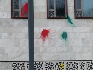 Φωτογραφία για Βερολίνο: Επίθεση με μπογιές και καπνογόνα στην τουρκική πρεσβεία