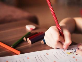 Φωτογραφία για Γιατί τα παιδιά δυσκολεύονται να κρατήσουν σωστά τα μολύβια;