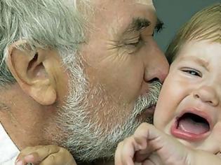 Φωτογραφία για Γονείς μην αναγκάζετε ΠΟΤΕ τα παιδιά σας να φιλάνε τους συγγενείς με το ζόρι!