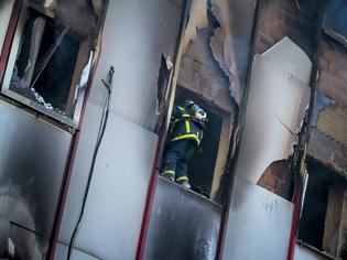 Φωτογραφία για Φωτος: Φλόγες και στάχτη στην εφορία Λάρισας