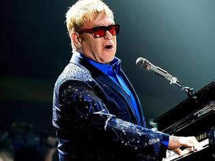 Φωτογραφία για Ο Elton John κατέβηκε από την σκηνή φωνάζοντας στους θαυμαστές του «Τα σκατ@@ατε» #music #Radio #grxpress #gossip #celebritiesnews