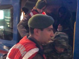 Φωτογραφία για Έβρος: Ώρες αγωνίας για τους συγγενείς των στρατιωτικών – Προσεύχονται να γυρίσουν σώοι