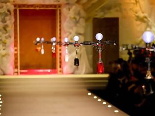 Φωτογραφία για Οι Dolce & Gabbana «κατέβασαν» drones στην πασαρέλα τους!