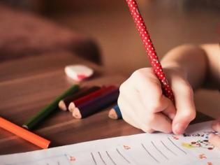 Φωτογραφία για Γιατί τα παιδιά δυσκολεύονται να κρατήσουν σωστά τα μολύβια;