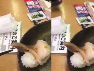 Φωτογραφία για Μετά από αυτό δεν θα ξαναφάτε σούσι – Πελάτης έμεινε κόκκαλο όταν είδε στο πιάτο του να... [video]