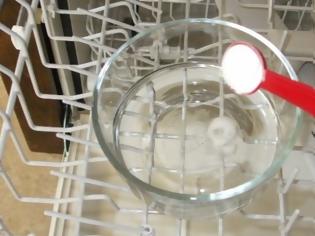 Φωτογραφία για Πώς να καθαρίσετε και να απολυμάνετε εσωτερικά το πλυντήριο πιάτων [video]